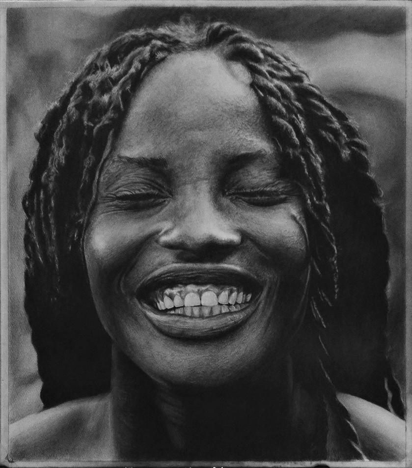 Ritratto iperrealistico a matita di una donna nigeriana che sorride di gioia