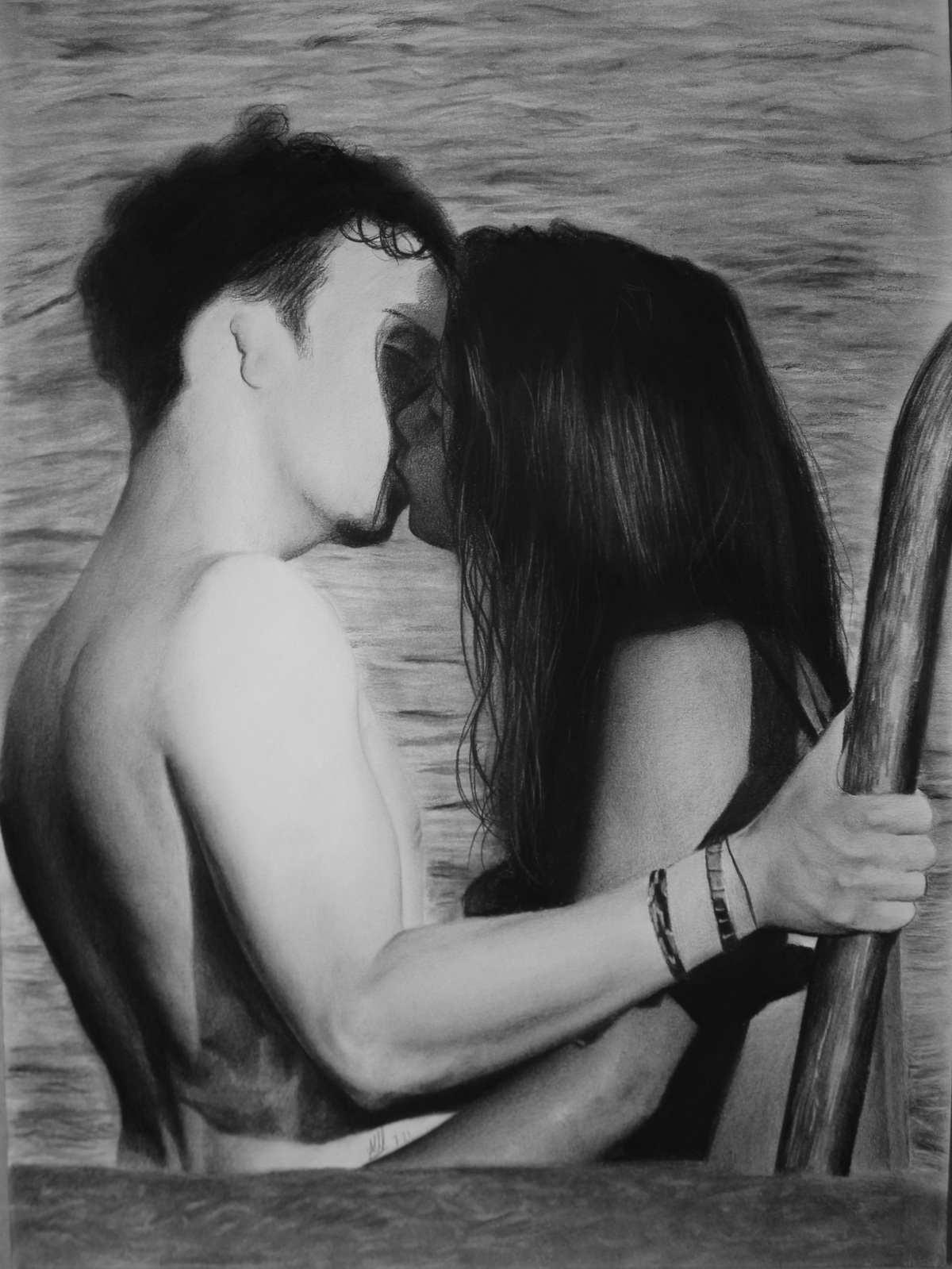 Chiara e Lorenzo che si baciano in spiaggia