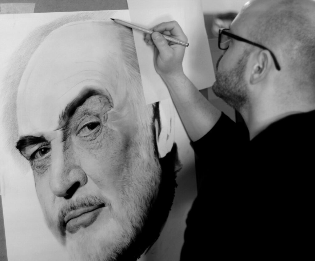Alessandro Masuzzo che disegna il ritratto iperrealistico a matita di Sean Connery